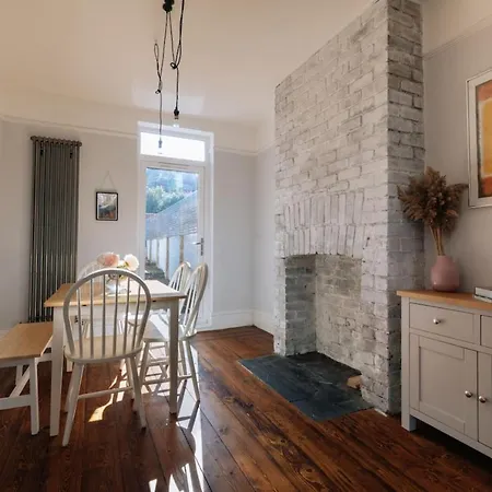 Feriehus Spacious & Welcoming 3 Bedroom W Garden Bristol! Bristol